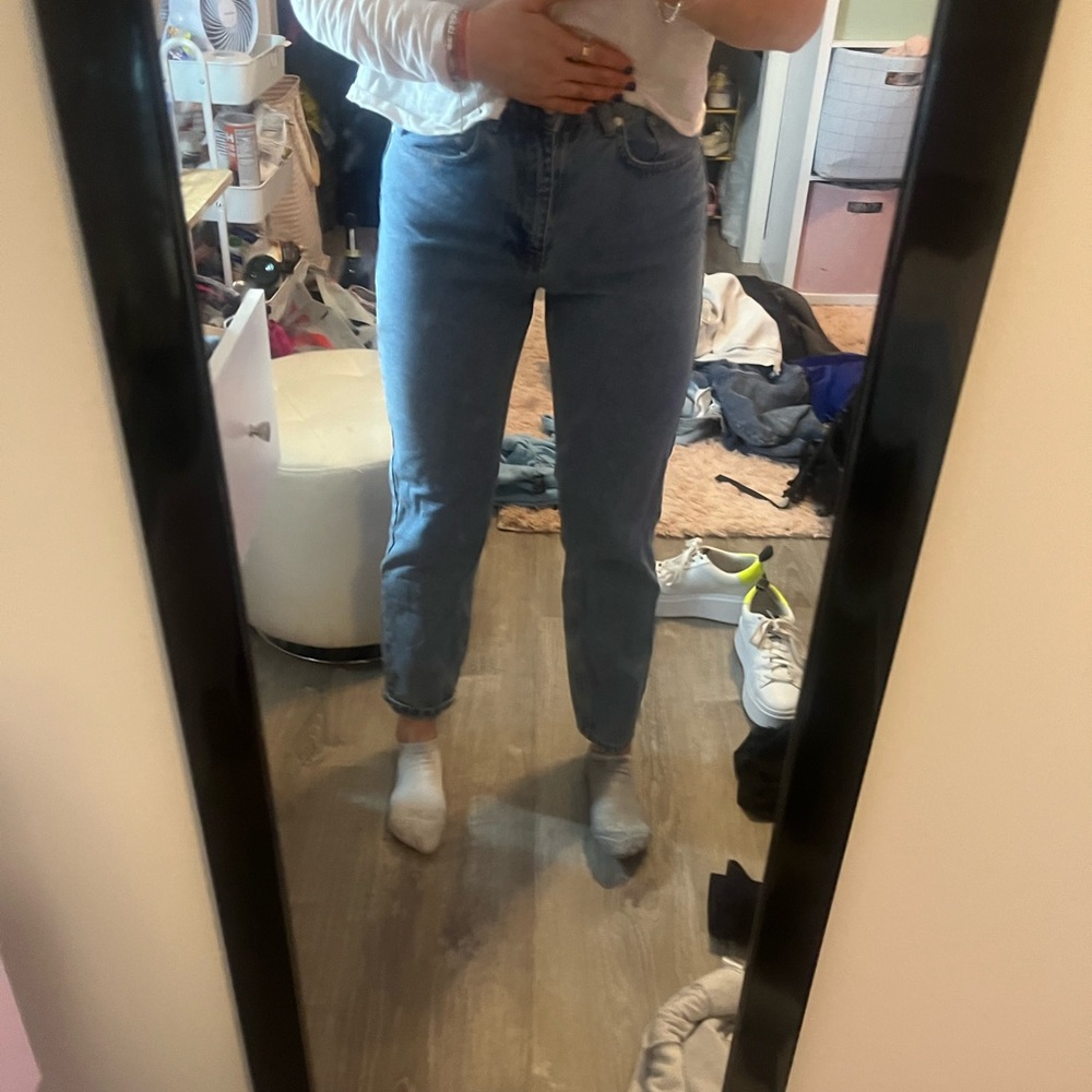 Ragged jeans. Great condition just too tight. Size 28 fit more like a 2/4.